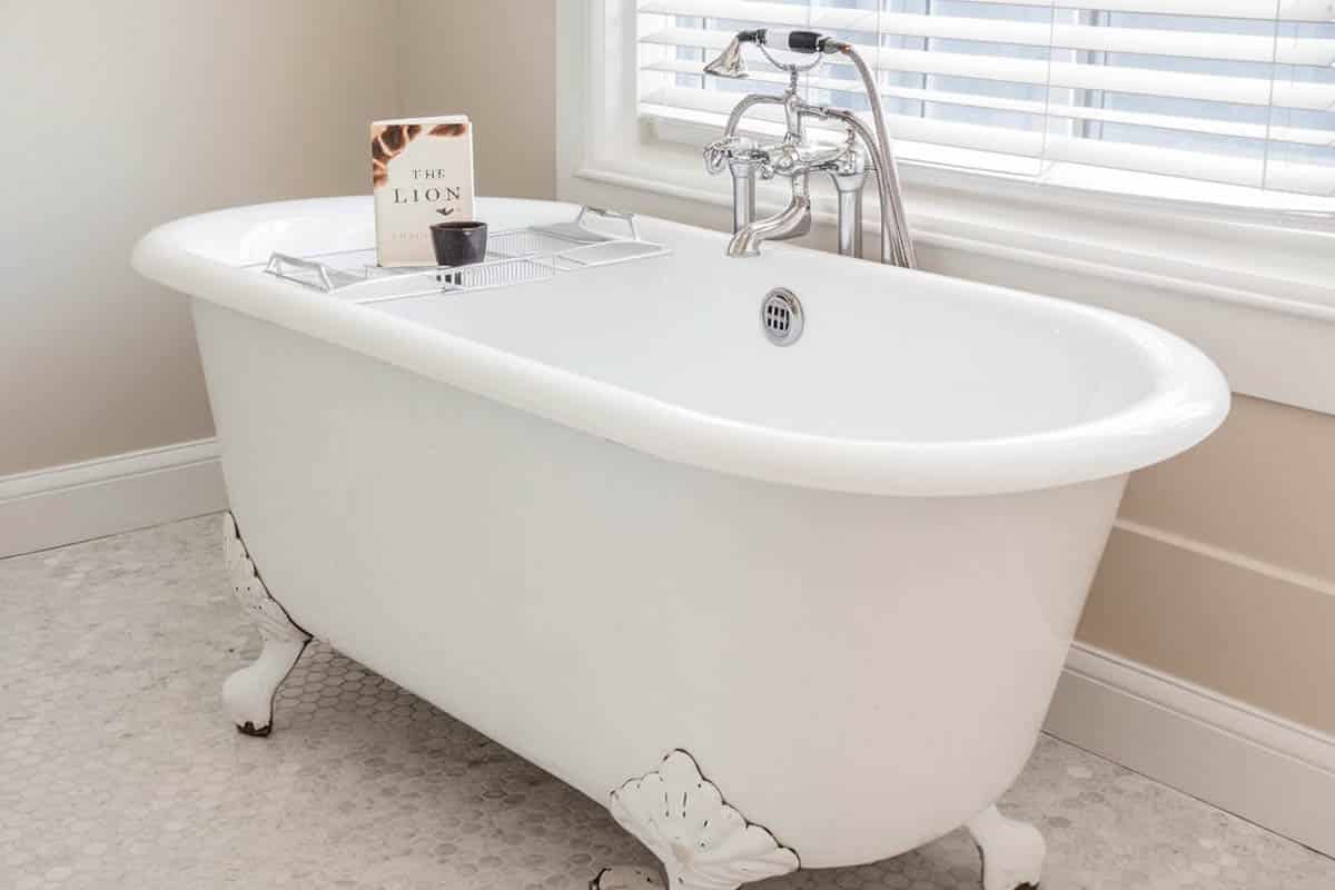 Bathroom with vintage imperial tub with white feet
