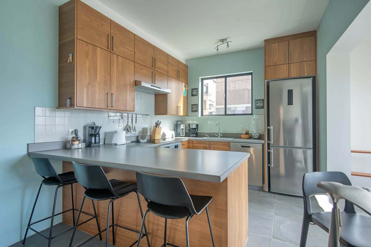 Small u shape kitchen with dining peninsula