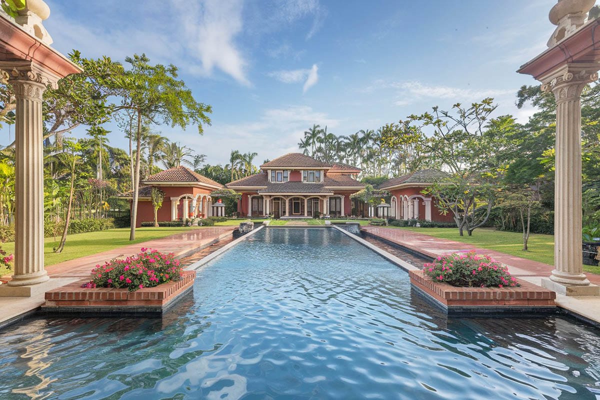 Beautiful backyard with custom swimming pool