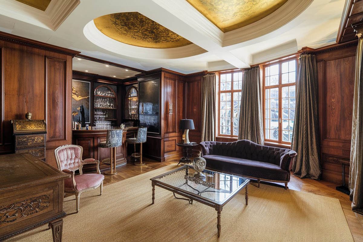 Room with yellow ceilings, brown walls and wooden chairs with decorative elements
