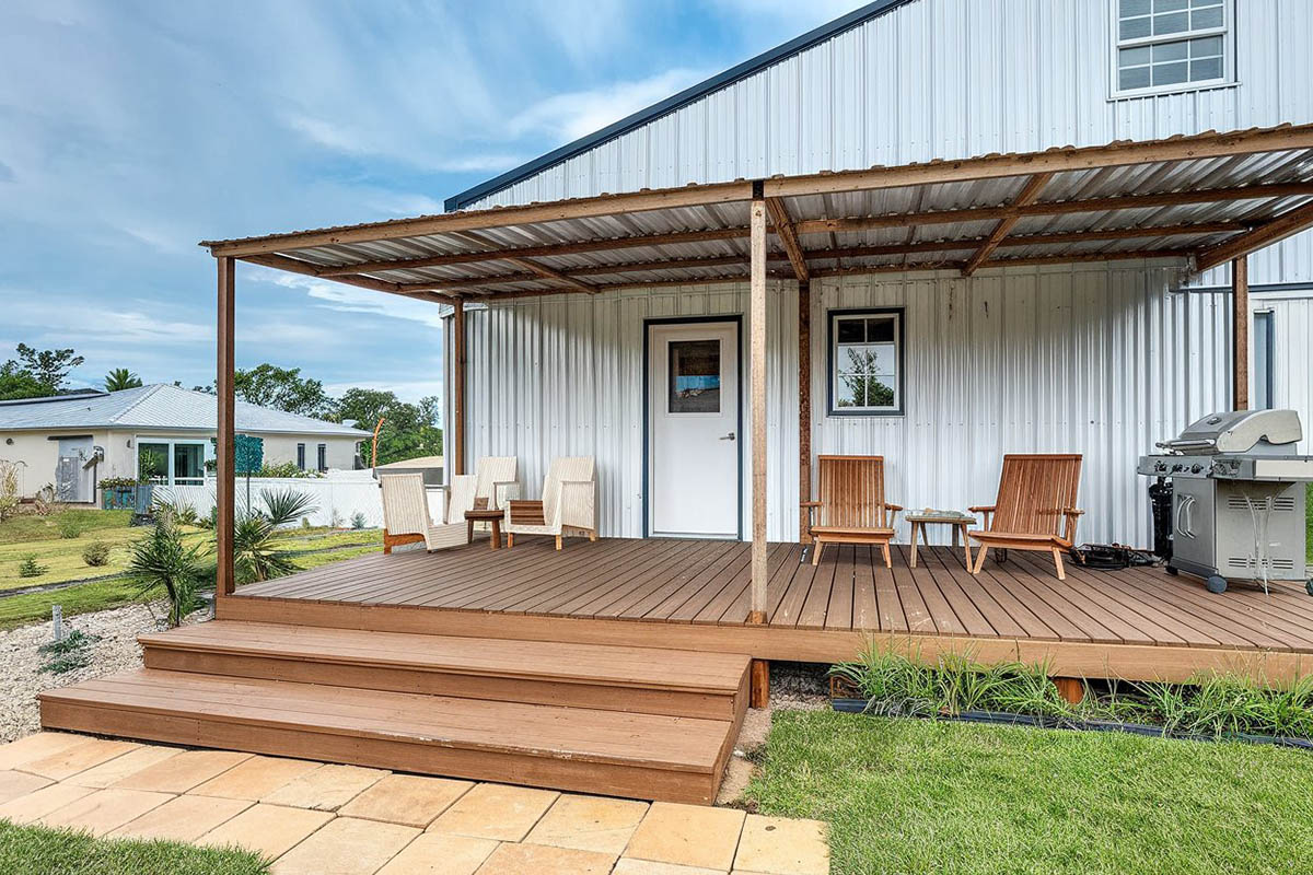 Metal barndominium kit with front porch