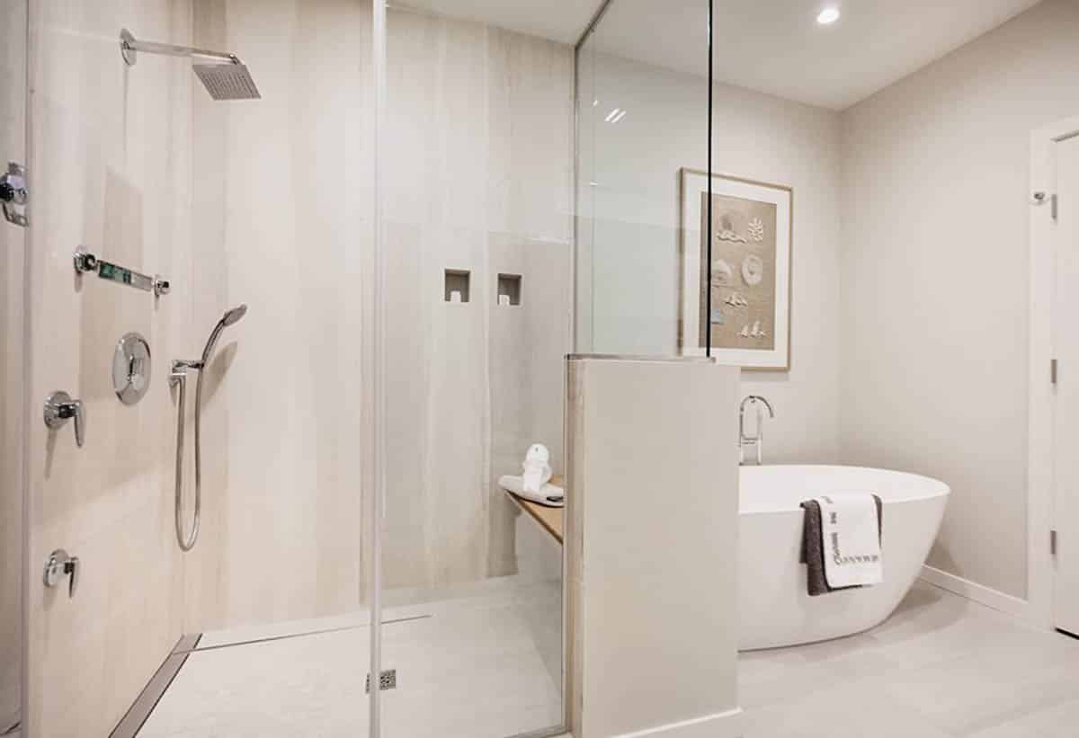 Steam shower with side sprayers