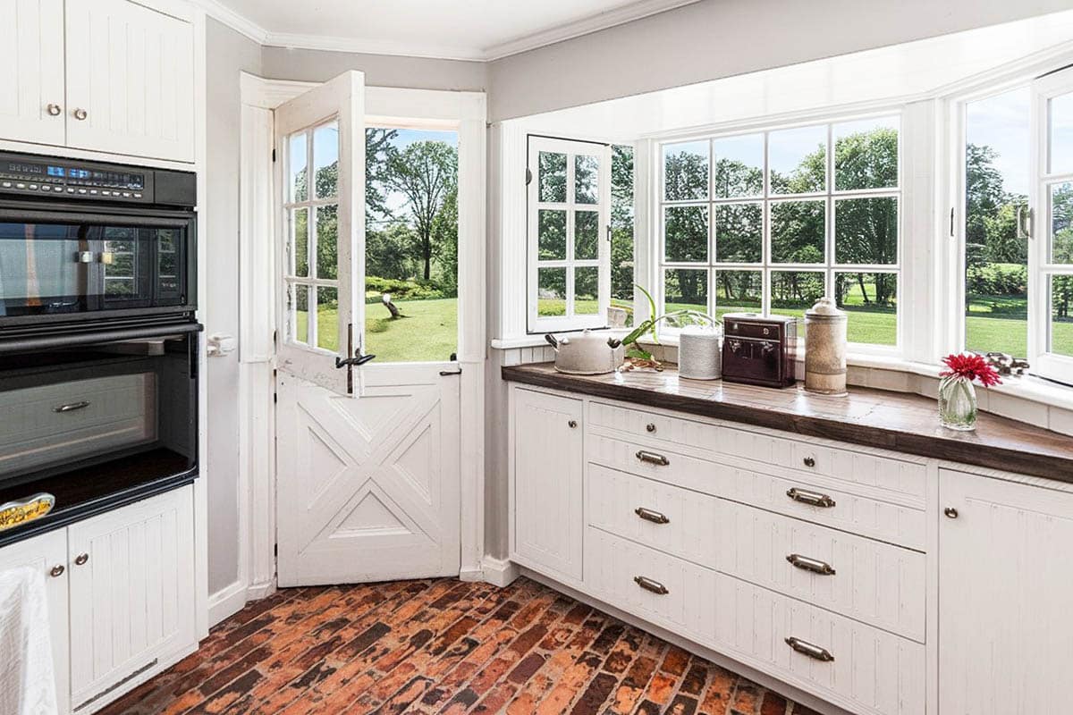 Kitchen with bay window and dutch door