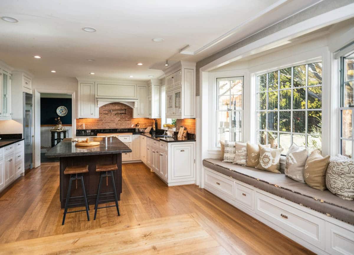 Kitchen with bay window and window-seat