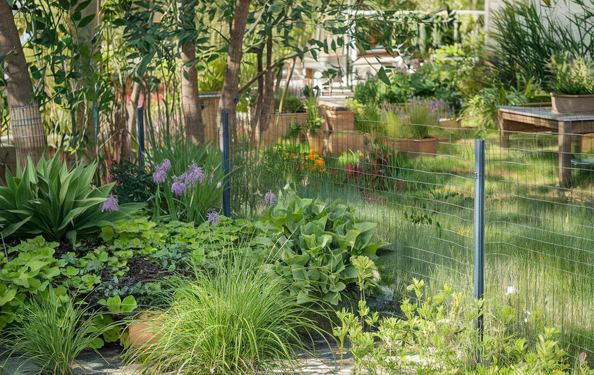 Basic wire mesh fence
