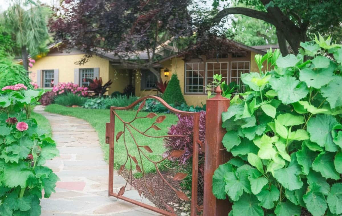 Custom gate with decorative leaves design