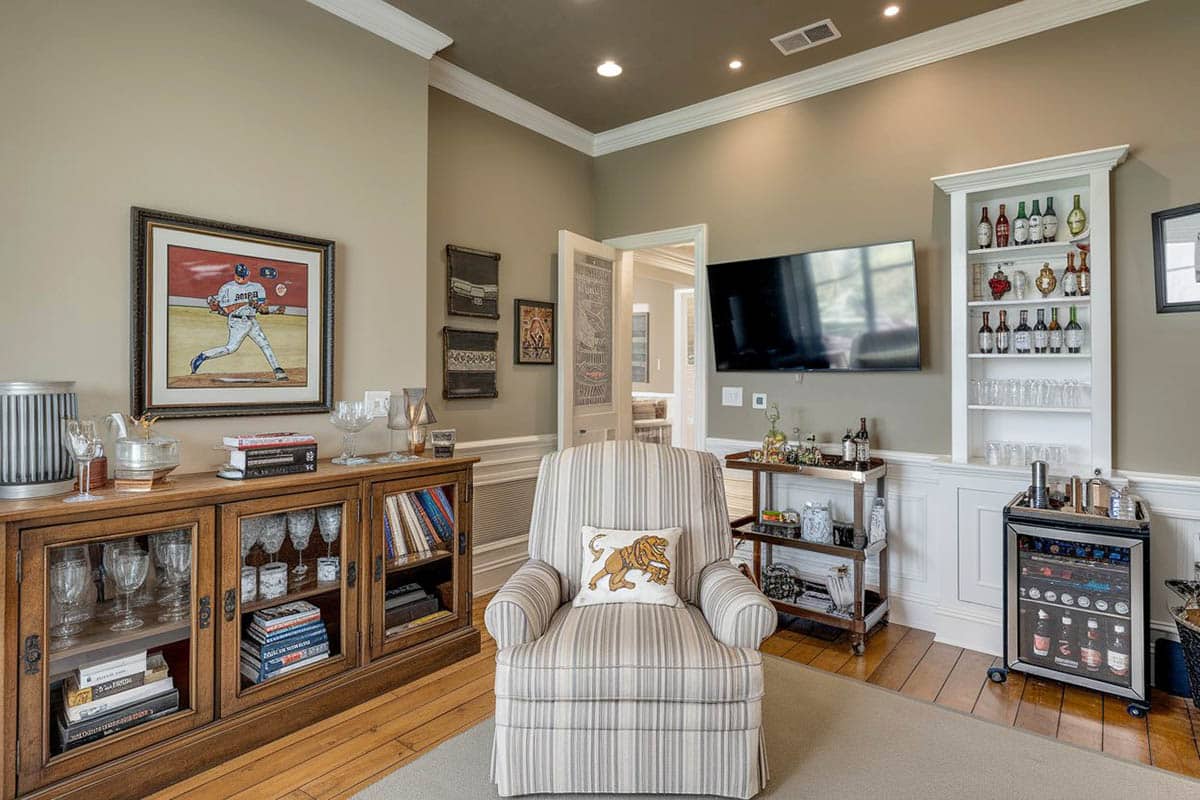 Cheap bar with lounge chair