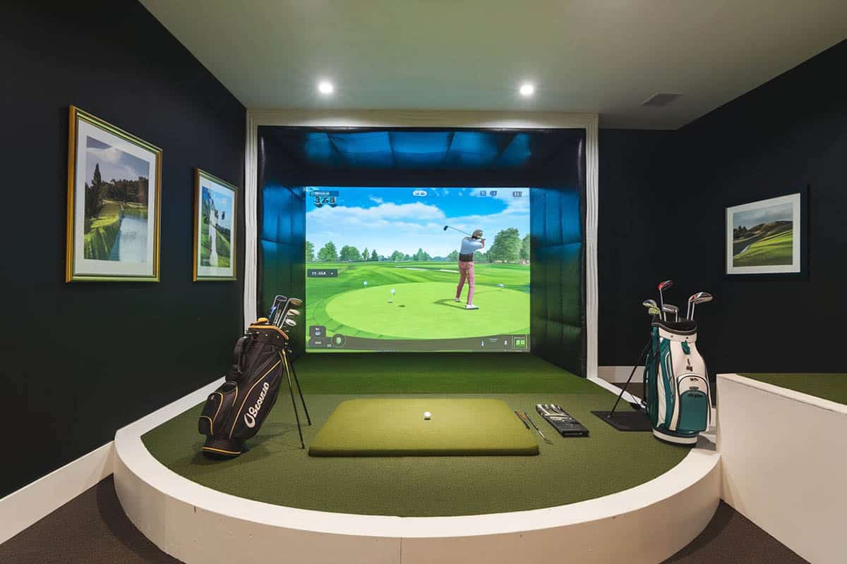 Indoor video putting green room